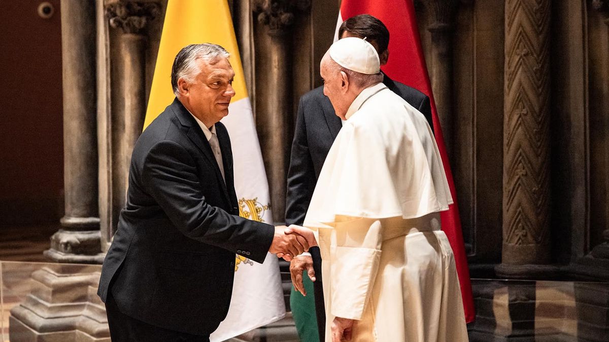 Papež se setkal s maďarským premiérem Orbánem, varoval před antisemitismem